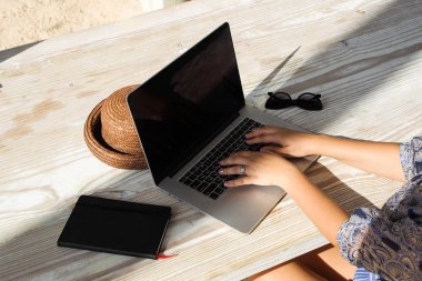 Serbest çalışma kavramı, kafede dizüstü bilgisayarda çalışan kadın 