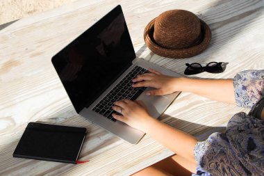 Serbest çalışma kavramı, kafede dizüstü bilgisayarda çalışan kadın 