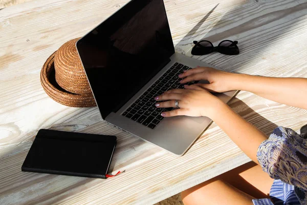 Serbest çalışma kavramı, kafede dizüstü bilgisayarda çalışan kadın 