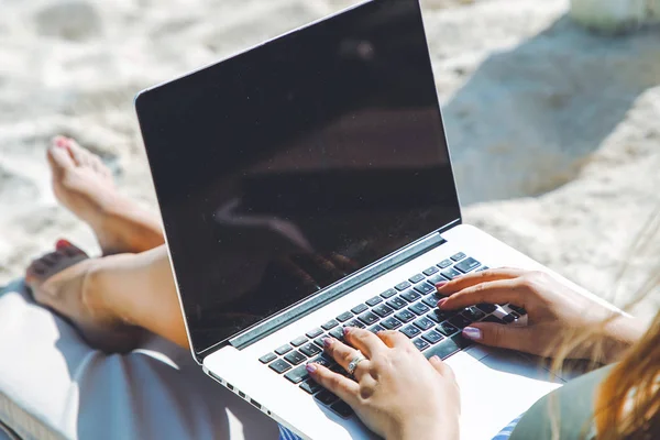 Serbest çalışan kadın laptop çalışma şezlong üzerinde