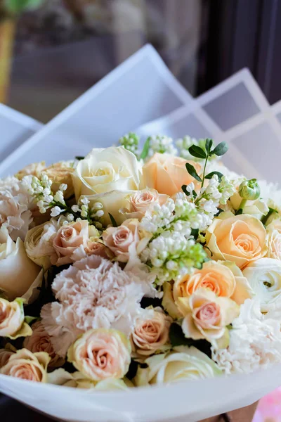 ライラック ヒヤシンス チューリップ ラナンキュラスのブッシュ ローズの花の花束 ユーカリ アネモネ 花屋の牡丹 — ストック写真