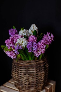 buket çiçek leylak, gül, sümbül, nergis Düğünçiçeği, Lale, Bush gül, Kasımpatı, okaliptüs, anemon çiçeği, Şakayık bir çiçekçi dükkanı