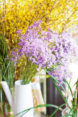 buket çiçek leylak, gül, sümbül, nergis Düğünçiçeği, Lale, Bush gül, Kasımpatı, okaliptüs, anemon çiçeği, Şakayık bir çiçekçi dükkanı