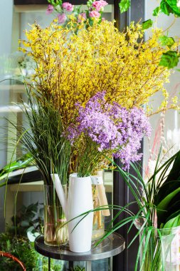 buket çiçek leylak, gül, sümbül, nergis Düğünçiçeği, Lale, Bush gül, Kasımpatı, okaliptüs, anemon çiçeği, Şakayık bir çiçekçi dükkanı