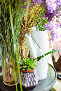 buket çiçek leylak, gül, sümbül, nergis Düğünçiçeği, Lale, Bush gül, Kasımpatı, okaliptüs, anemon çiçeği, Şakayık bir çiçekçi dükkanı