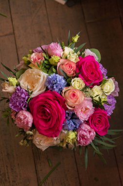 Çiçekçilik dükkanı düğün salonunda çiçek buket