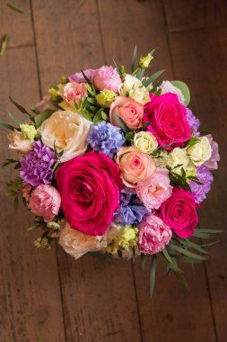 Çiçekçilik dükkanı düğün salonunda çiçek buket