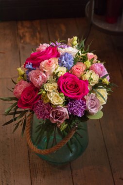 Çiçekçilik dükkanı düğün salonunda çiçek buket