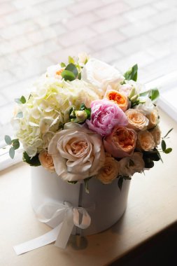 Çiçekçilik dükkanı düğün salonunda çiçek buket