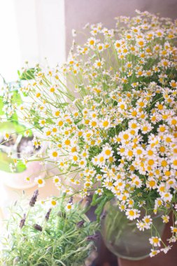 Çiçekçilik dükkanı düğün salonunda çiçek buket