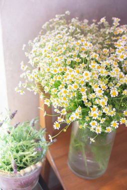 Çiçekçilik dükkanı düğün salonunda çiçek buket