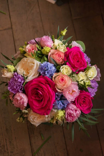 Çiçekçilik dükkanı düğün salonunda çiçek buket