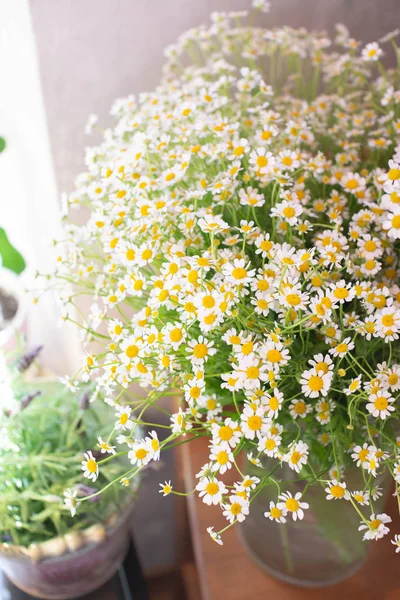 Çiçekçilik dükkanı düğün salonunda çiçek buket