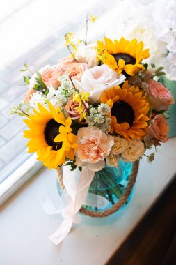 Çiçekçilik dükkanı düğün salonunda çiçek buket