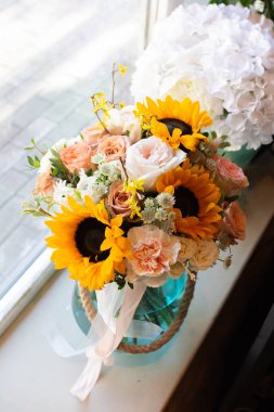 Çiçekçilik dükkanı düğün salonunda çiçek buket