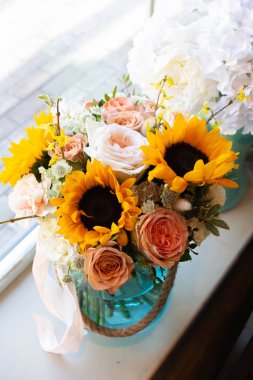 Çiçekçilik dükkanı düğün salonunda çiçek buket