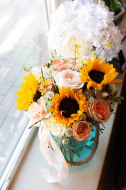 Çiçekçilik dükkanı düğün salonunda çiçek buket