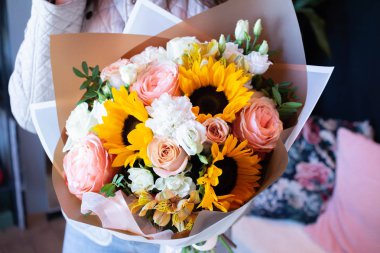 Çiçekçilik dükkanı düğün salonunda çiçek buket