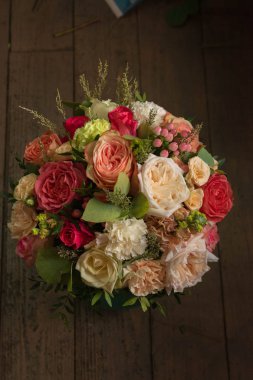 Çiçekçilik dükkanı düğün salonunda çiçek buket