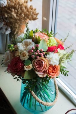 Çiçekçilik dükkanı düğün salonunda çiçek buket