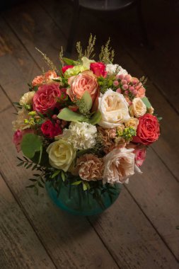Çiçekçilik dükkanı düğün salonunda çiçek buket
