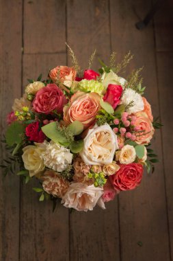 Çiçekçilik dükkanı düğün salonunda çiçek buket