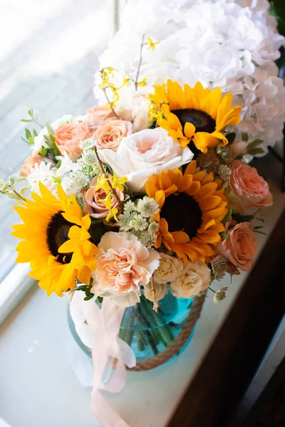 Çiçekçilik dükkanı düğün salonunda çiçek buket