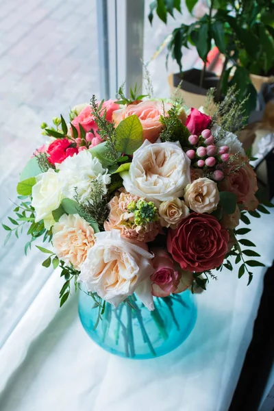 Çiçekçilik dükkanı düğün salonunda çiçek buket