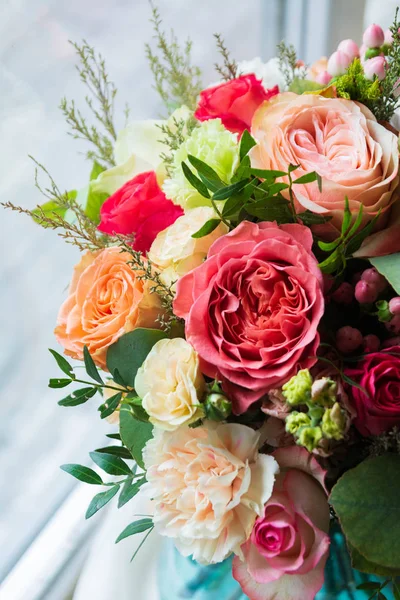 Çiçekçilik dükkanı düğün salonunda çiçek buket