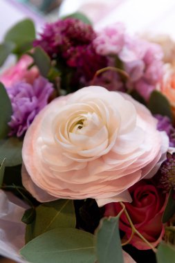 çiçek buketdüğün salonu güller anemone lale ranunculus ayçiçeği bahçe yeşil