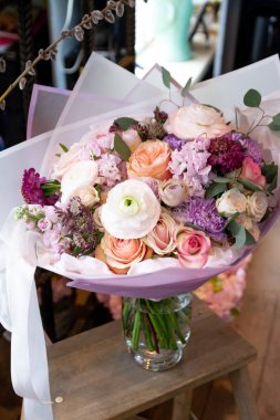 çiçek buketdüğün salonu güller anemone lale ranunculus ayçiçeği bahçe yeşil