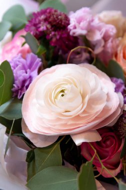 çiçek buketdüğün salonu güller anemone lale ranunculus ayçiçeği bahçe yeşil