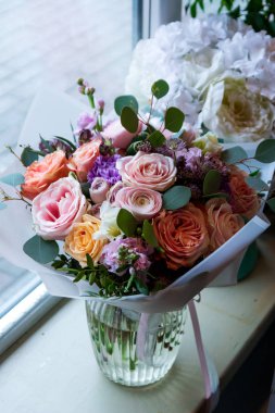 çiçek buketdüğün salonu güller anemone lale ranunculus ayçiçeği bahçe yeşil