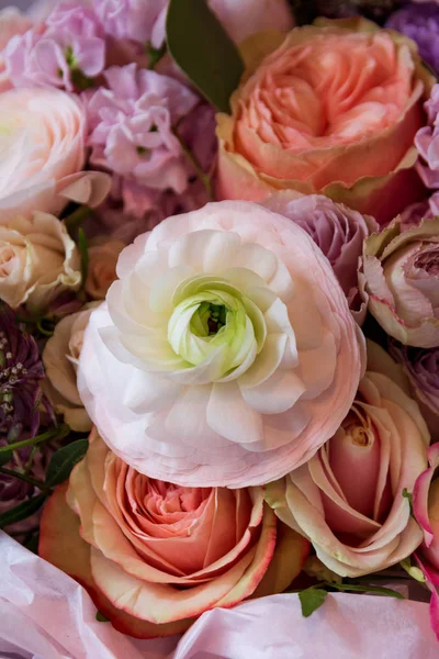 Çiçek Buketdüğün Salonu Güller Anemone Lale Ranunculus Ayçiçeği Bahçe Yeşil — Stok fotoğraf