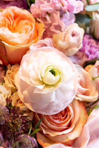 Csokor Virág Esküvői Szalon Rózsák Anemone Tulip Ranunculus Napraforgó Kert — Stock Fotó