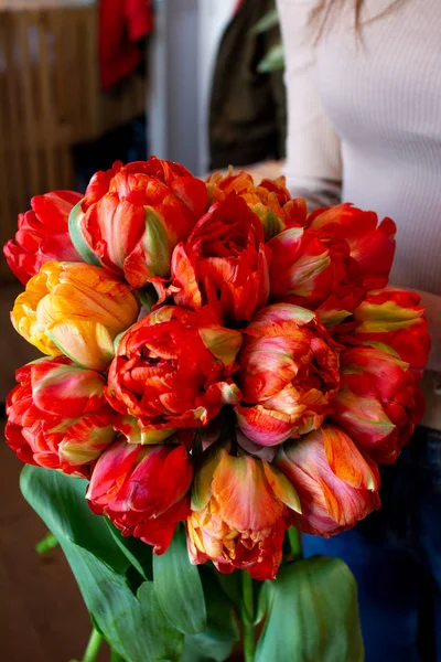 Blumenstrauß Hochzeitssalon Rosen Anemone Tulpe Hahnenfuß Sonnenblumen Garten Grün — Stockfoto