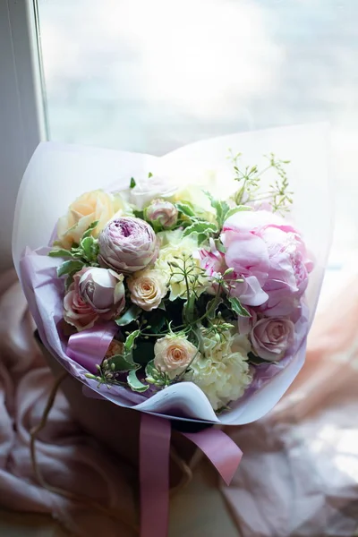 Троянди Півонії Тюльпани Букет Квітів Нозі Інтер Єрі Ресторану Святкуванні — стокове фото