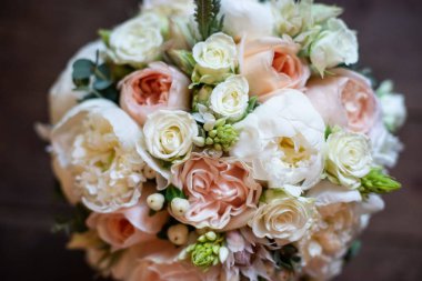 güller, şakayık, lale, kutlama dükkanı çiçekçi düğün salonunda restoranın iç bir bacak üzerinde çiçek buketi