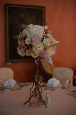 güller, şakayık, lale, kutlama dükkanı çiçekçi düğün salonunda restoranın iç bir bacak üzerinde çiçek buketi