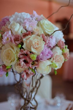 güller, şakayık, lale, kutlama dükkanı çiçekçi düğün salonunda restoranın iç bir bacak üzerinde çiçek buketi