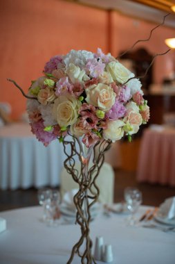 güller, şakayık, lale, kutlama dükkanı çiçekçi düğün salonunda restoranın iç bir bacak üzerinde çiçek buketi