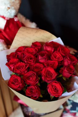 güller, şakayık, lale, kutlama dükkanı çiçekçi düğün salonunda restoranın iç bir bacak üzerinde çiçek buketi