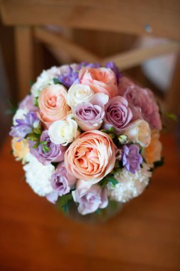 güller, şakayık, lale, kutlama dükkanı çiçekçi düğün salonunda restoranın iç bir bacak üzerinde çiçek buketi