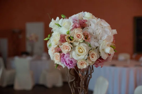 ピオネ チューリップ お祝いの店の花屋の結婚式のサロンでレストランのインテリアの脚に花の花束 — ストック写真