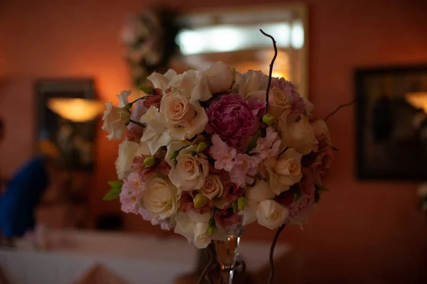 ピオネ チューリップ お祝いの店の花屋の結婚式のサロンでレストランのインテリアの脚に花の花束 — ストック写真