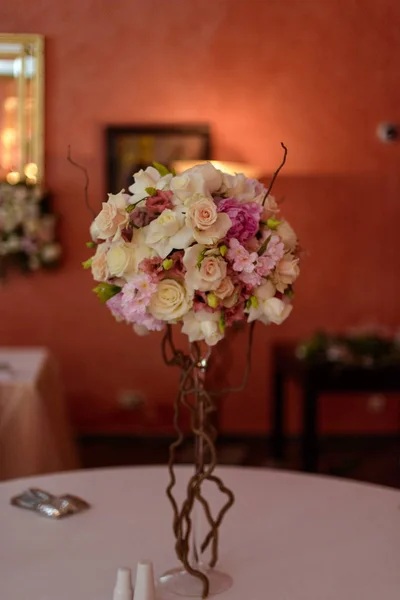 Rosen Pfingstrosen Tulpen Blumenstrauß Auf Einem Bein Inneren Des Restaurants — Stockfoto