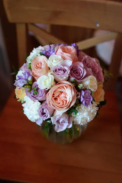 ピオネ チューリップ お祝いの店の花屋の結婚式のサロンでレストランのインテリアの脚に花の花束 — ストック写真