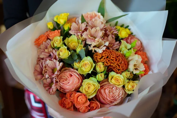 Розы Пионы Тюльпаны Букет Цветов Ноге Интерьере Ресторана Торжествующем Магазине — стоковое фото