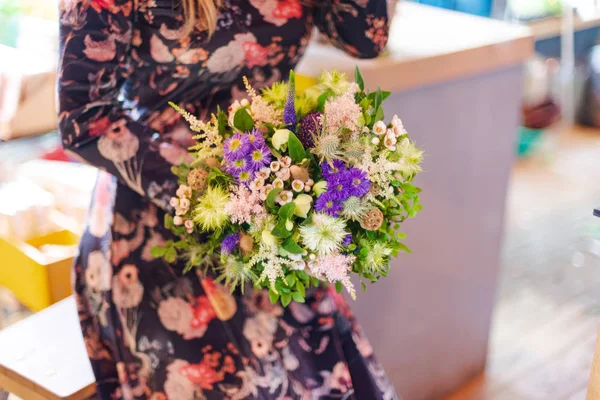 Najpiękniejsze Kwiaty Wspaniałe Bukiety Kwiatów Nodze Wnętrzu Restauracji Świąteczny Sklep — Zdjęcie stockowe