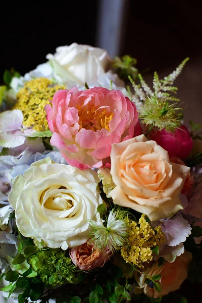 Vackraste Blommorna Magnifika Buketter Blommor Benet Det Inre Restaurangen För — Stockfoto